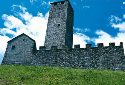 Для тех, кто хочет прикоснуться к истории, стоит заехать в Беллинцону — там расположены три отлично сохранившихся средневековых замка