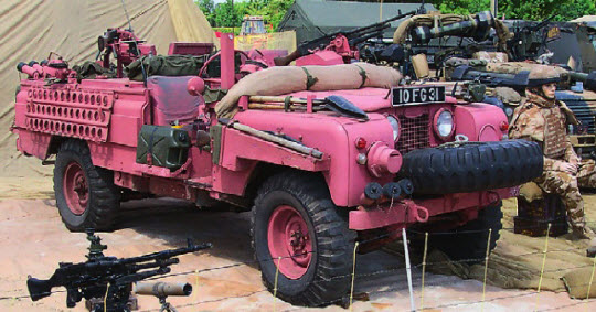 «Розовая пантера». Столь странный на первый взгляд окрас патрульных Land Rover отлично маскировал во время закатов и восходов в пустыне.