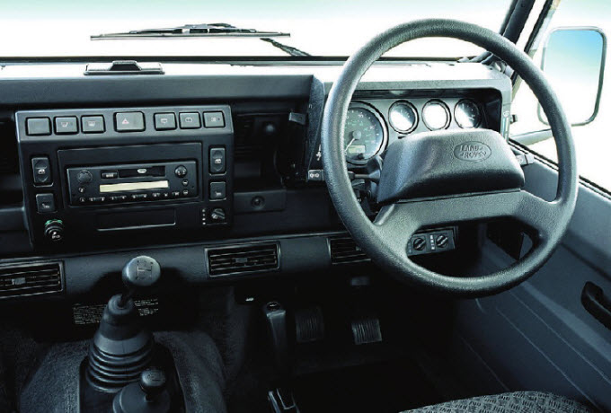 Полка вместо бардачка. Характерный дизайн передней панели не менялся с 1983 по 2007 год. Разве что кнопки электростеклоподъемников появились.