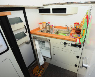 Кухня. Встроенный холодильник с морозилкой, газовая плита, раковина, контрольные приборы.