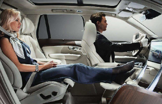 Трехместный. Отдав правому пассажиру сразу два места, создатели Volvo ХС90 Lounge Console показали миру свой стандарт комфорта в дальних путешествиях.